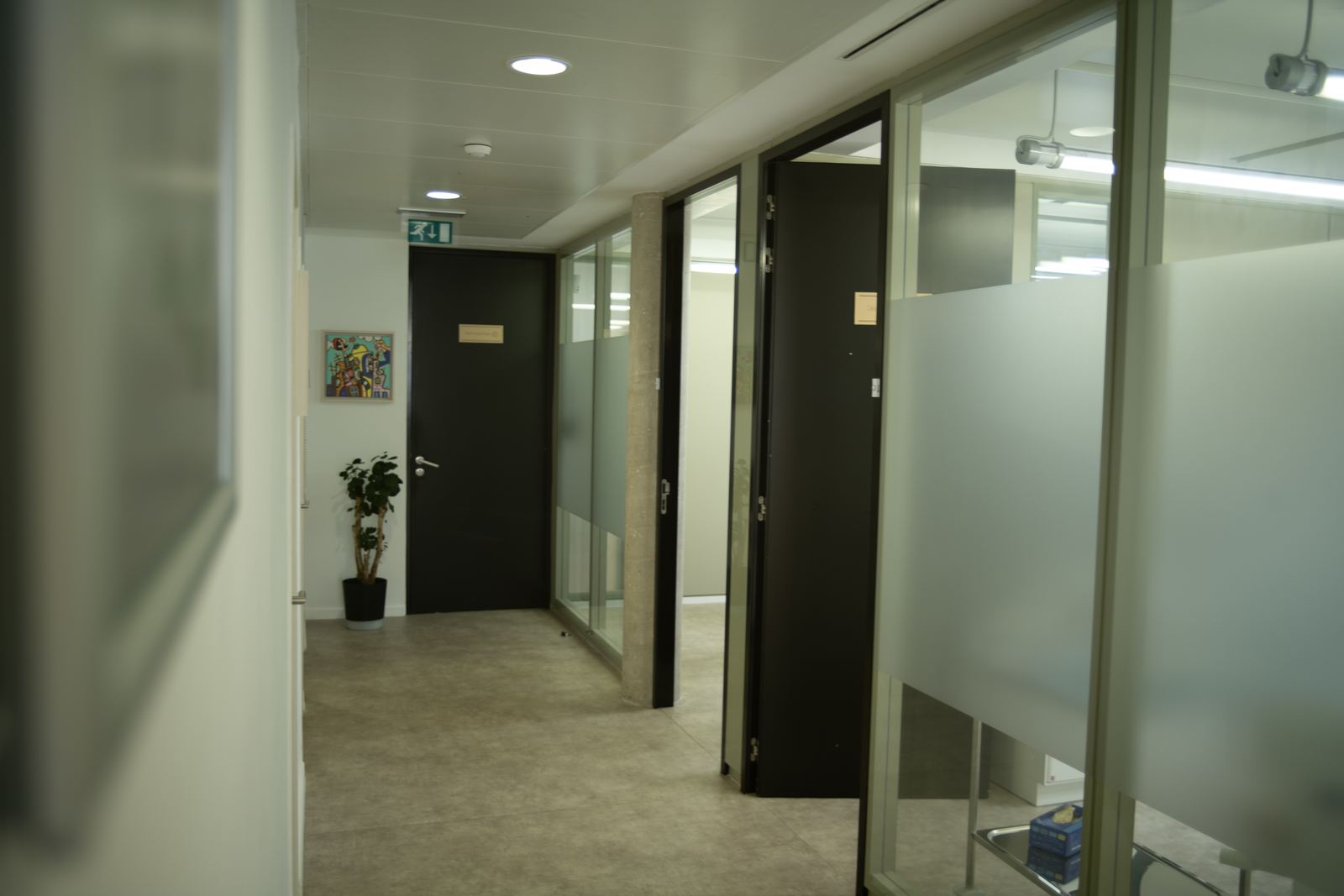 Couloir desservant les salles de soins